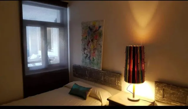 SE VENDE CASA EN EL CENTRO . 2 PLANTAS, 4 HAB., SALÓN, COCINA, GALERÍA, BAÑO.  AMPLIO PATIO — 6