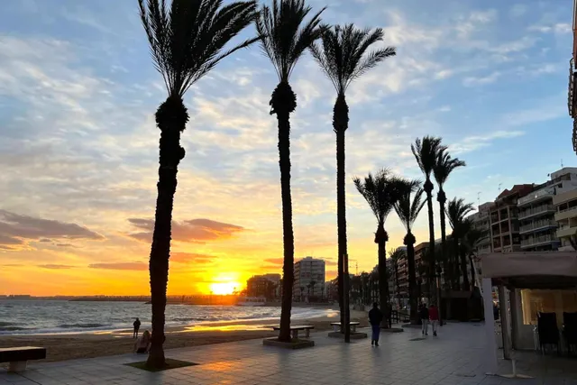 Apartamento céntrico, luminoso, y elegantemente reformado (1.ª planta). Balcón con orientación este, piscina comunitaria y a solo 800 m de Playa del Cura. — 46
