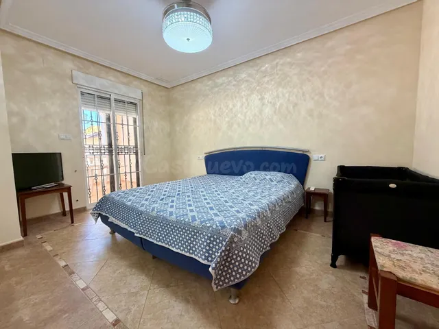 Villa independiente con piscina privada y 6 dormitorios junto a la Laguna Rosa de Torrevieja — 24