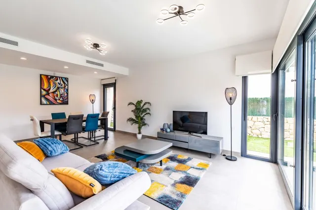 se vende una villa de 3 dormitorios y 3 baños en distancia de 250 metros hasta la playa Huguiericas en la Torre de la Horadada — 7