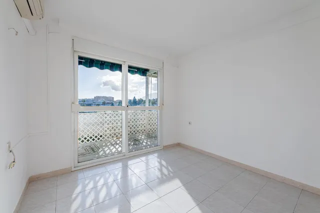 Piso con vistas al mar y gran potencial en Benalmádena — 8