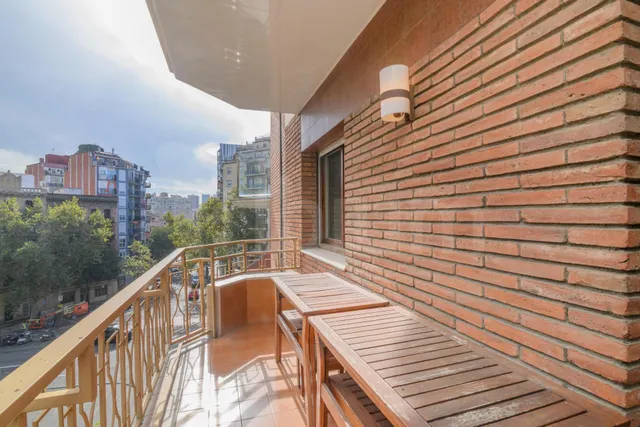 Amplio piso de 4 habitaciones con terraza, parking y trastero — 45