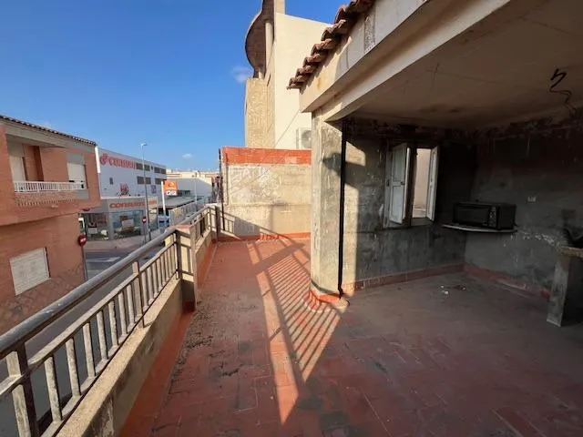 Oportunidad Inmobiliaria en Catral con : Casa Adosada Esquinera con Gran Potencial. — 12