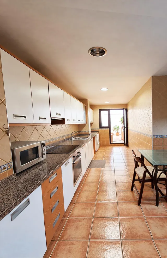 Planta baja de 131 m2 con terraza privada de más de 40 m2, garaje y 2 trasteros en Alicante — 14