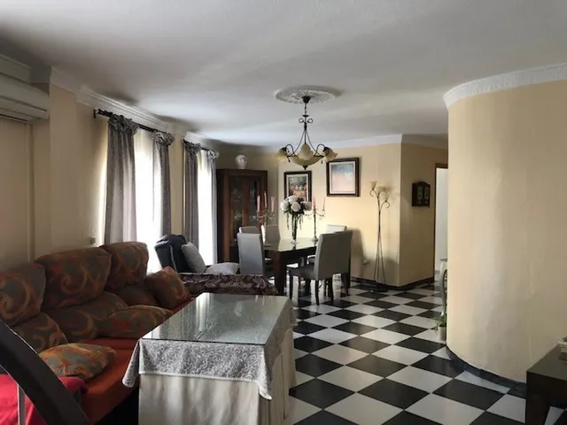 Edificio con piso dúplex y local en planta baja en el centro de Alhaurin de la Torre. — 4