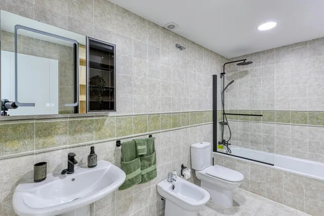Villa independiente renovada, cerca a Mijas, con piscina privada y 5 dormitorios — 31