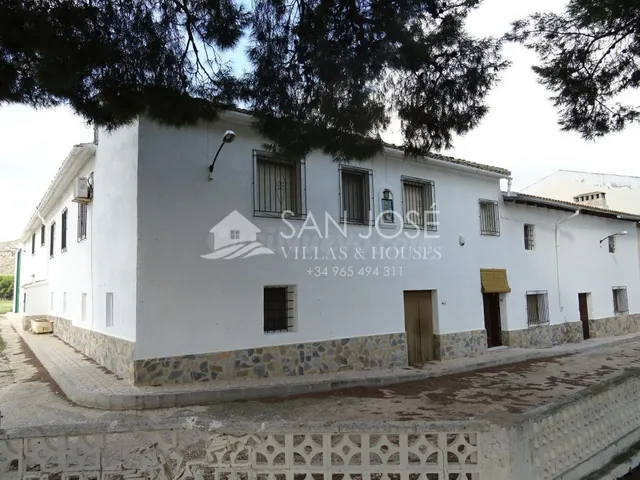 VENTA DE VILLA O CASA SEÑORIALES CON BODEGA Y 13.000 M2 DE P