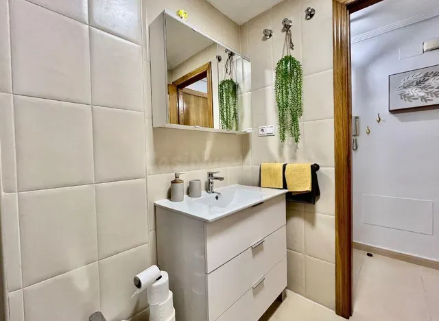 Apartamento con piscina comunitaria, Alicante, Torrevieja. 2 habitaciones, 53 m2, 1,4 kilómetros del mar — 28