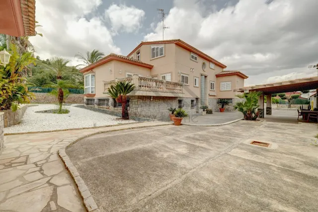 Vive la exclusividad y el confort en esta magnífica vivienda