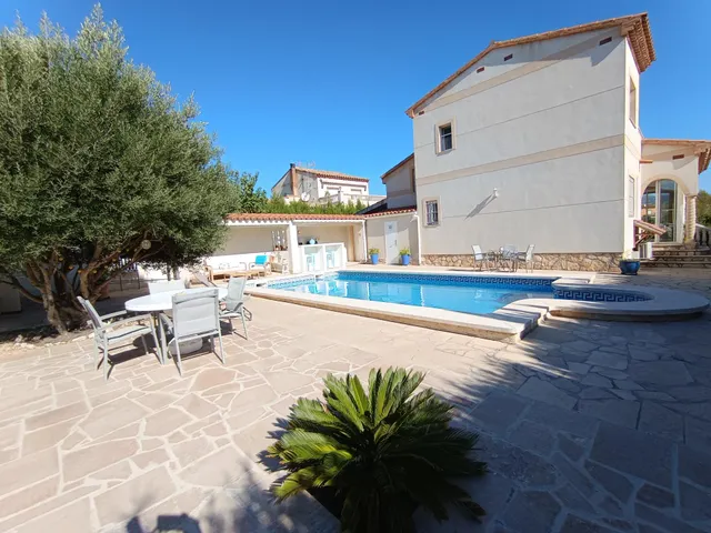 Exclusiva villa reformada y moderna con vistas al mar y mont - foto 3