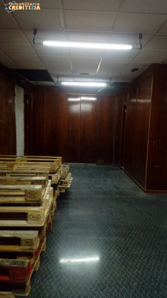 LOCAL DE 300M — 8