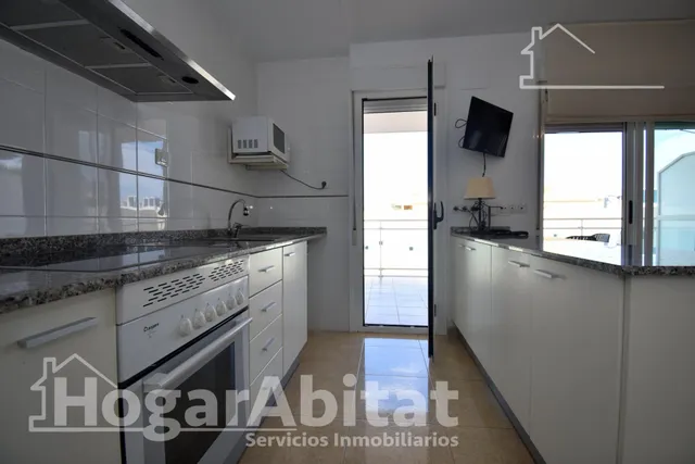 Seminuevo con terraza, piscina y garaje cerca de la playa — 12