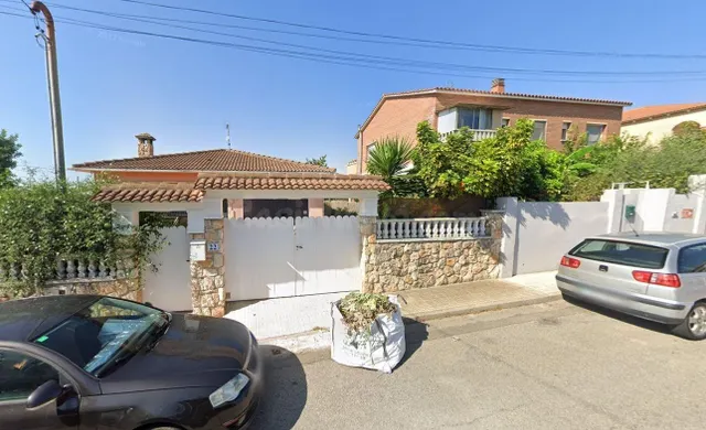 Se vende casa OKUPADA en Calle Sant Narcís 20 de Santa Oliva - foto 2