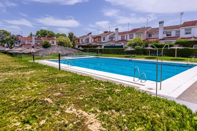 Vive en Simón Verde: Casa pareada con patio, garaje cubierto, piscina y el metro a un paso. — 34
