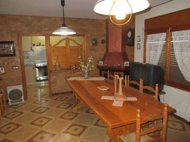 Chalet en venta de dos plantas, con piscina y tres almacenes. — 3