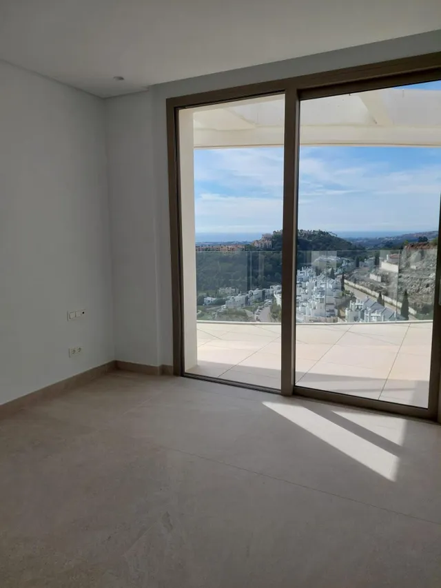 Espectacular Ático de Lujo con solarium, piscina privada y vistas al mar. 4 dormitorios y 4 baños. Benahavis — 14