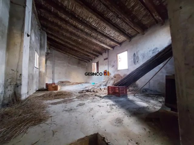 CASA PARA REFORMAR CON AMPLIA FACHADA — 5