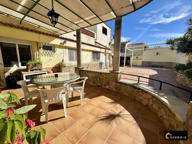 ¡Casa de pueblo con múltiples posibilidades en el centro de 