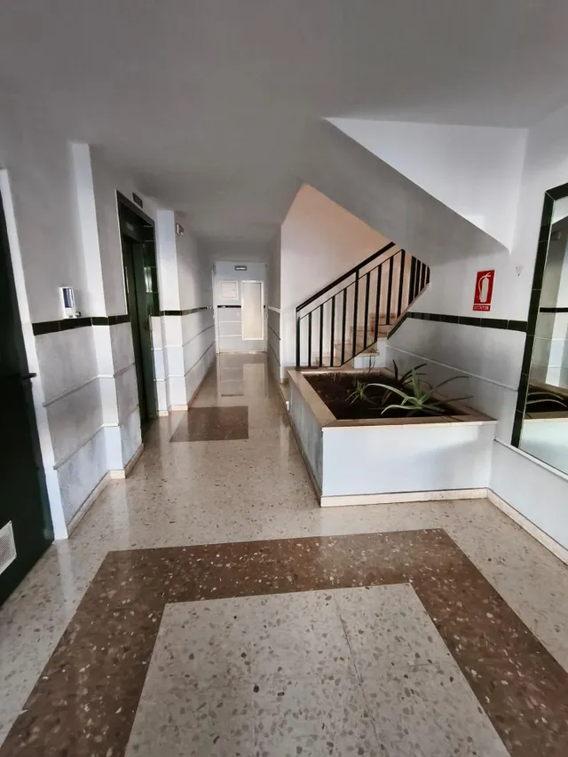 ¡Ideal para familias! Piso de 3 dormitorios con terraza, piscina y jardines en Torremolinos — 33