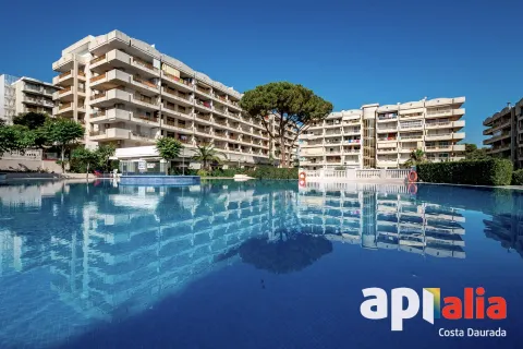 Luminoso piso de dos habitaciones, gran terraza esquinera a pocos metros de la playa en Salou!