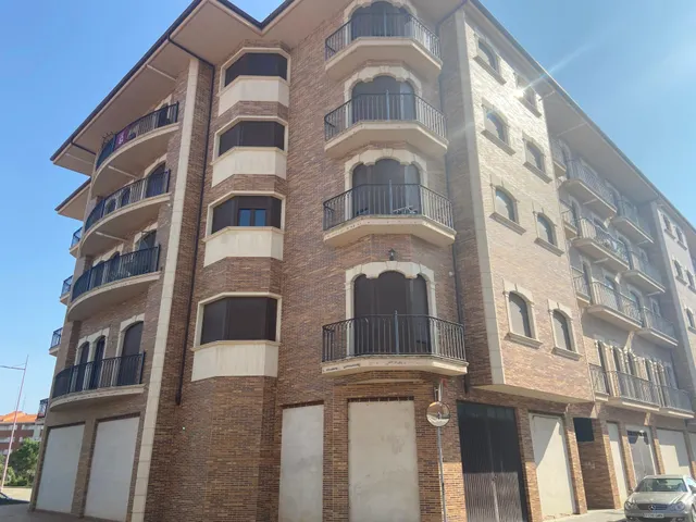 SE VENDE APARTAMENTO, COCINA, SALÓN, 2 HAB., 2 BAÑOS, ASCENSOR, TRASTERO, PLAZA DE GARAJE, NECESITA REFORMA. — 4