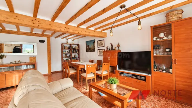 CASA REFORMADA CON JARDÍN Y PORCHE - foto 4
