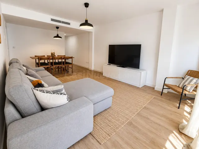 Reformado piso de 4 habitaciones con garaje en pleno Russafa - foto 2