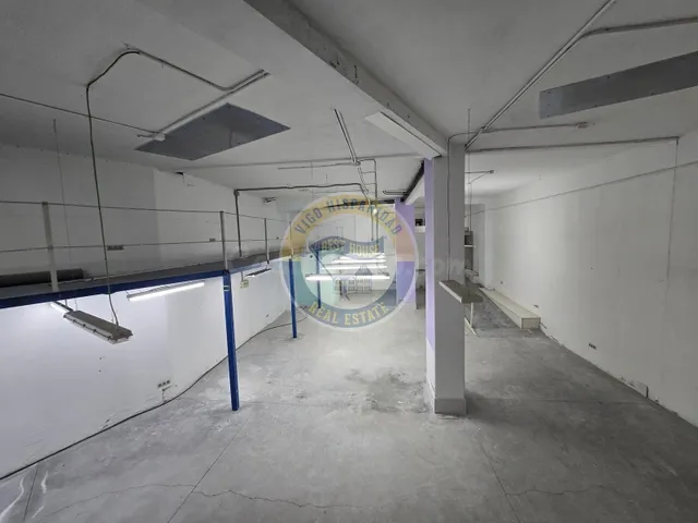 Excelente local comercial con gran escaparate y salida de hu - foto 3