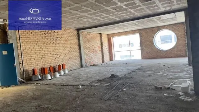 Se vende o alquila local totalmente diafano en Zona Franca — 24