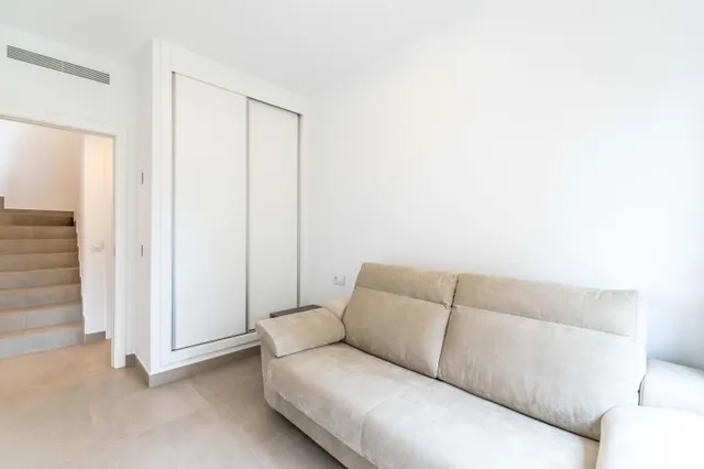 se vende una villa de 3 dormitorios y 3 baños en distancia de 250 metros hasta la playa Huguiericas en la Torre de la Horadada — 13