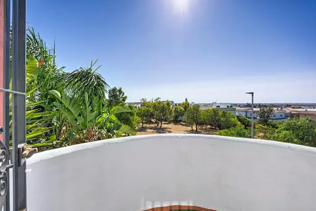 Gran casa unifamiliar con piscina privada, 4 dormitorios y semisótano. — 18