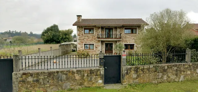 Excelente casa con finca de 2300 metros en Carballo