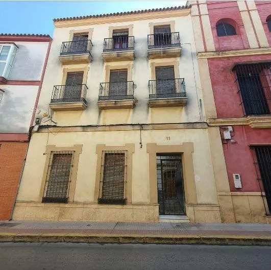 SE VENDE casa OKUPADA en Calle Canonigo Nº 11 Dos Hermanas ( - foto 2