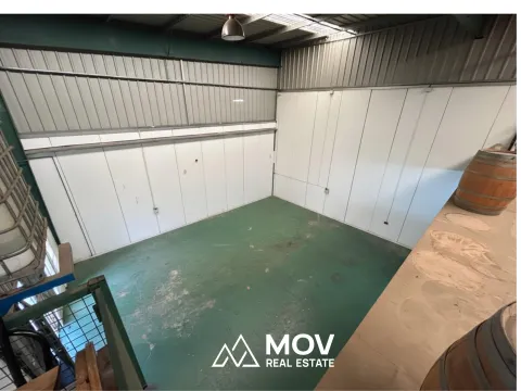 Nave en venta con entreplanta útil y gran altura – Polígono Benahadux