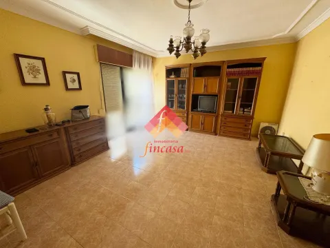 ¡AMPLIO PISO CON COCHERA CERRADA EN EL CENTRO!