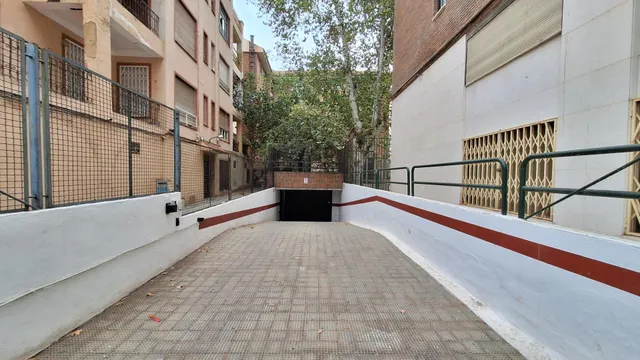 Piso SIN AMUEBLAR de 4 dormitorios, dos baños y plaza de garaje en la Calle Puerta Nueva — 34