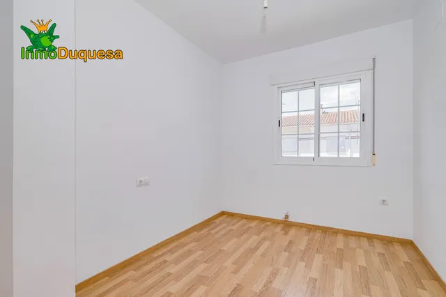 Casa adosada CASI A ESTRENAR en Belicena. Con 4 dormitorios. — 35