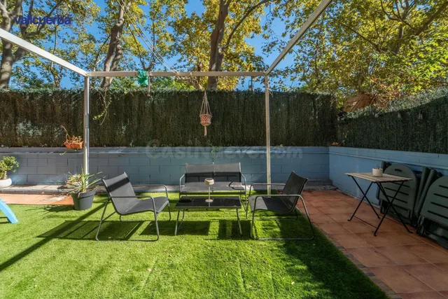 PLANTA BAJA CON GRAN TERRAZA-JARDÍN Y PLAZA DE APARCAMIENTO: - foto 2