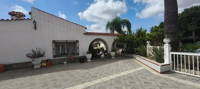 Imponente Chalet en La Hoya con Piscina y Amplios Jardines — 6