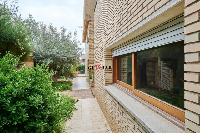 ESPETACULAR CASA EN ZONA EXCLUSIVA Y TRANQUILA CON JARDÍN — 15