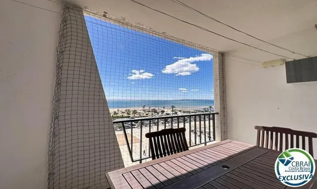 Apartamento reformado con vista al mar en primera línea de p - foto 2