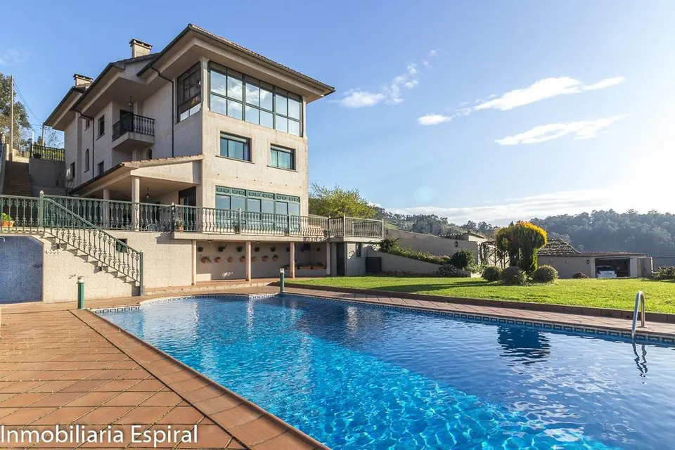 ¡Impresionante Chalet Familiar en Mogor, Marín!