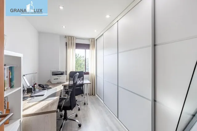 Amplia casa de 182 m2 con patio, gran sótano y a menos de 5 minutos del metro — 25