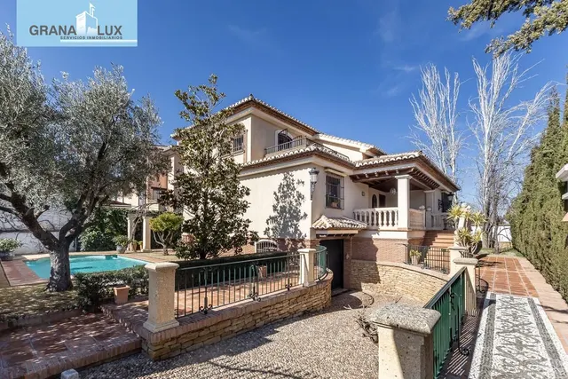 INCREÍBLE CHALET INDEPENDIENTE EN ZONA PRIVILEGIADA — 2