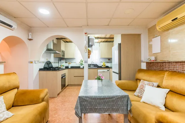 Casa con garaje, terraza y mucho potencial en los ramos — 10
