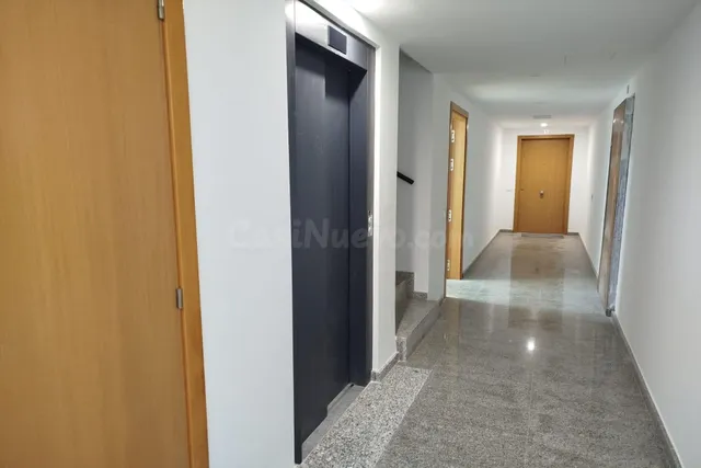 Piso en planta baja de 2 habitaciones, terraza, parking y tr - foto 2