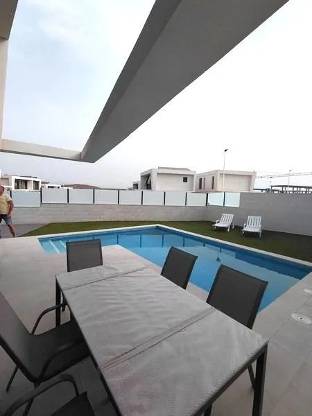 ALTO STANDING - Se vende bonita y amplia VILLA CON SOTANO Y PISCINA PRIVADA, 300 metros de parcela.- — 5