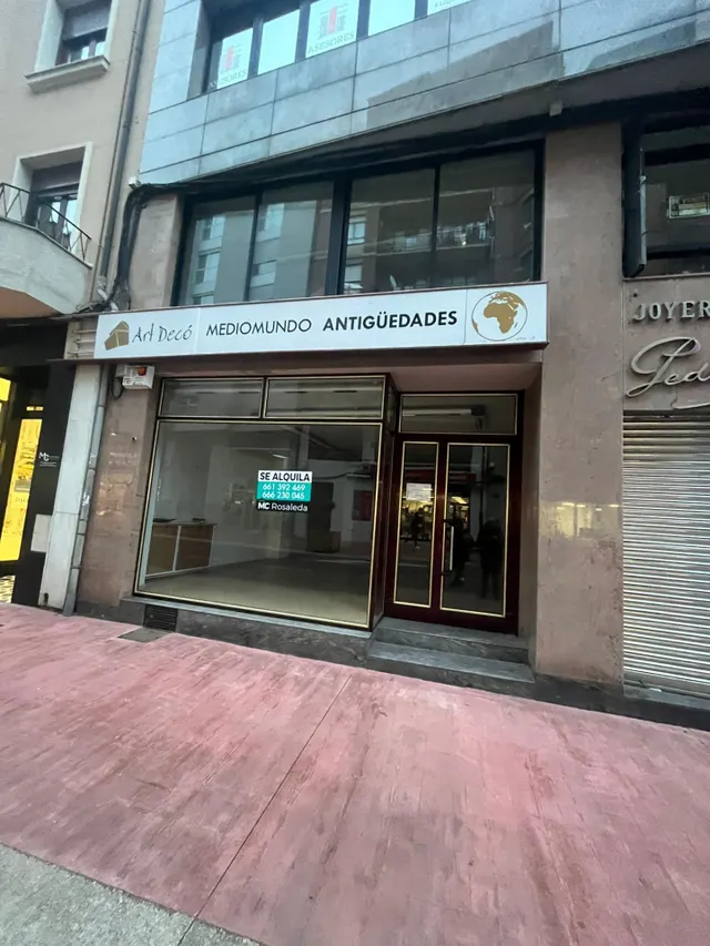 SE ALQUILA LOCAL EN EL CENTRO DE PONFERRADA. — 4