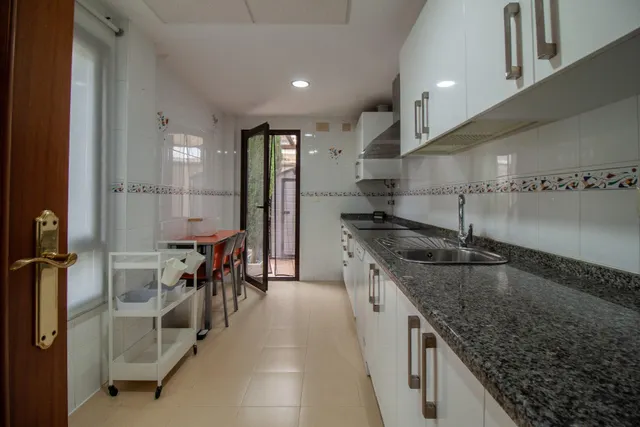 ¡Tu nuevo hogar en Bormujos! Magnífico chalet en alquiler con patio. — 12