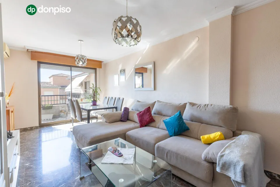 ¡AMPLIA Y LUMINOSA VIVIENDA EXTERIOR CON VISTAS DESPEJADAS!